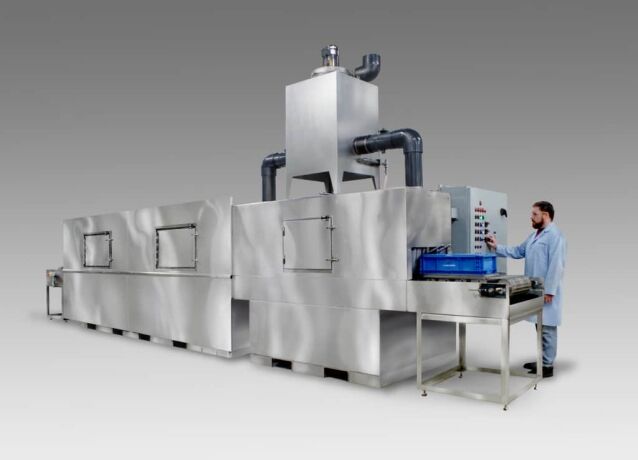 Conveyor tote washer