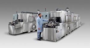 Conveyor belt washer for cleaning camshafts and crankshafts