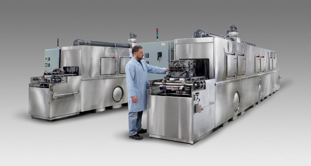Conveyor belt washer for cleaning camshafts and crankshafts