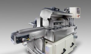 Small conveyor belt washer for cleaning automotive spline shafts