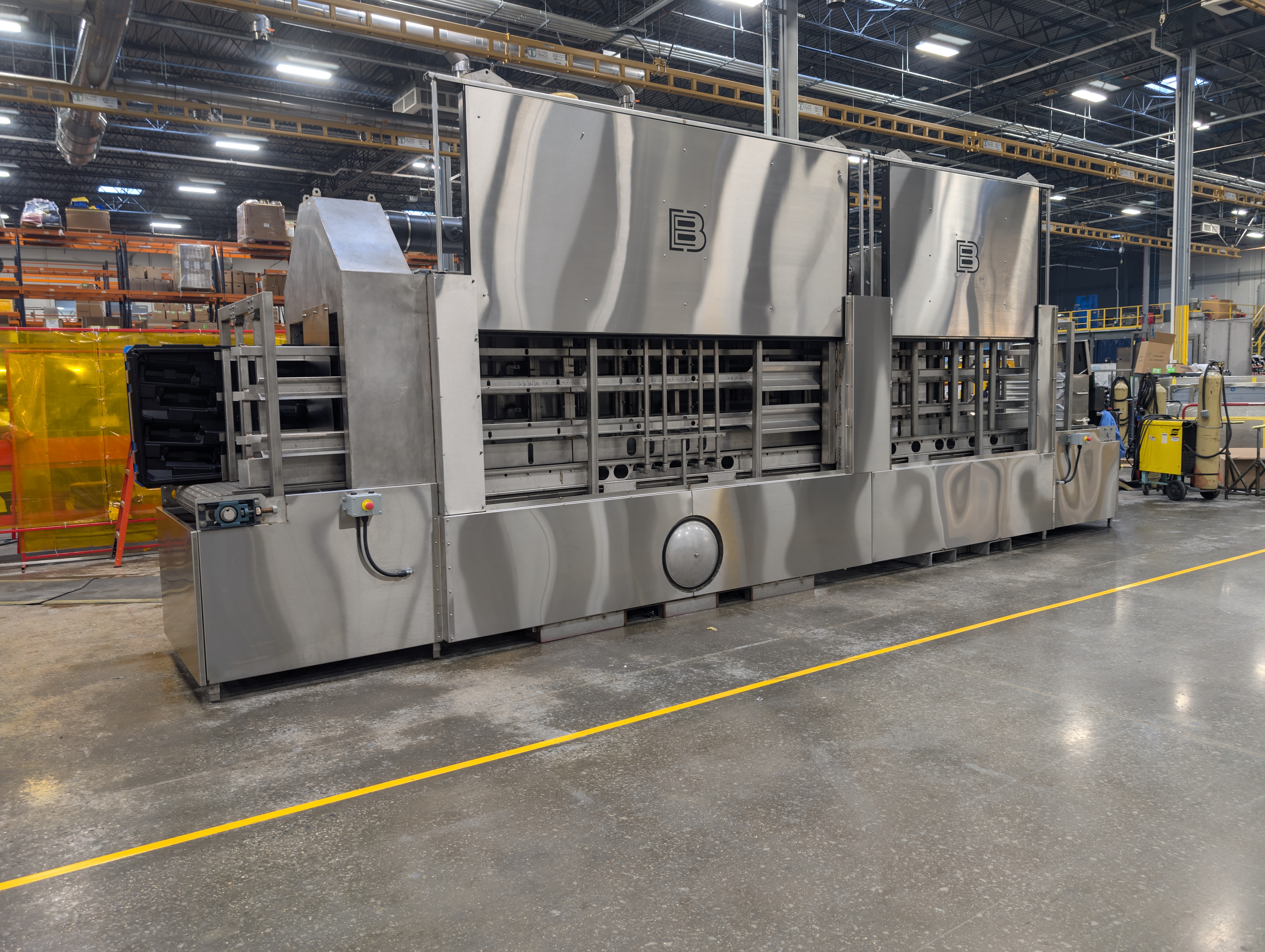 Automotive tunnel washer designed to clean dunnage.